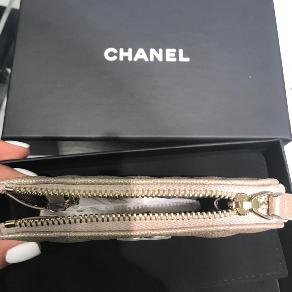 ⛔️SOLD⛔️ Chanel 🦄 19S Pearly Beige O Key - Picture 4 of 8